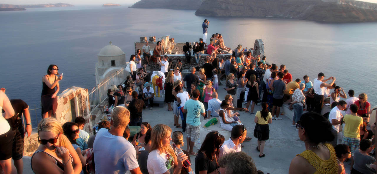 Alerte au sur-tourisme à Santorin