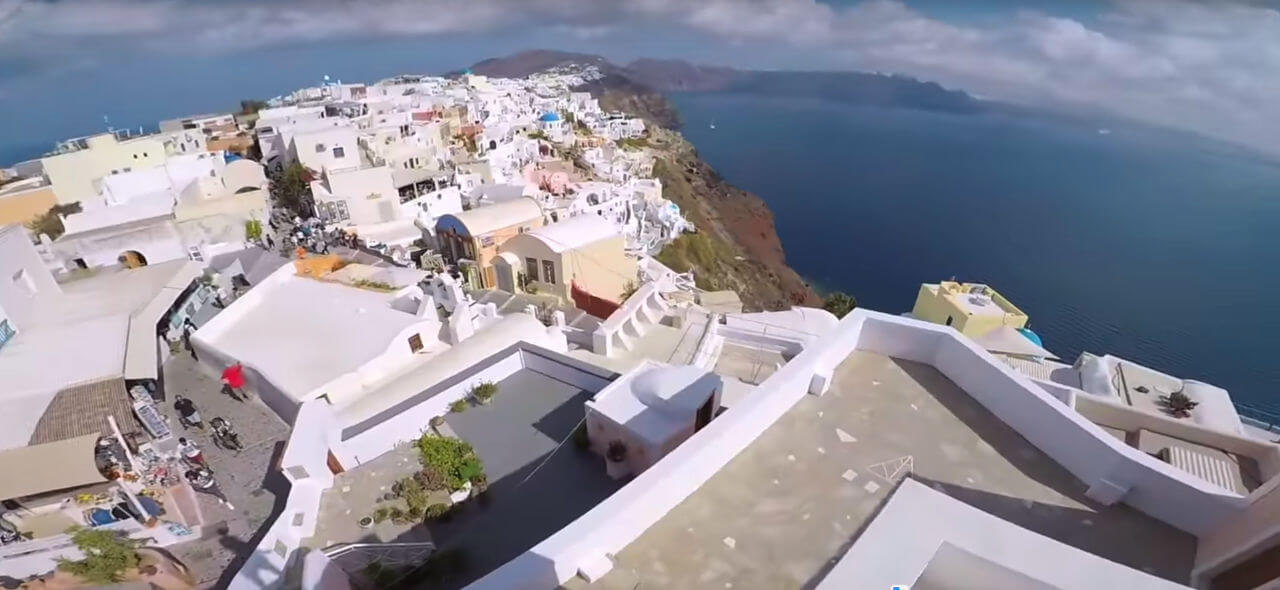 Santorin en Parkour sur les toits