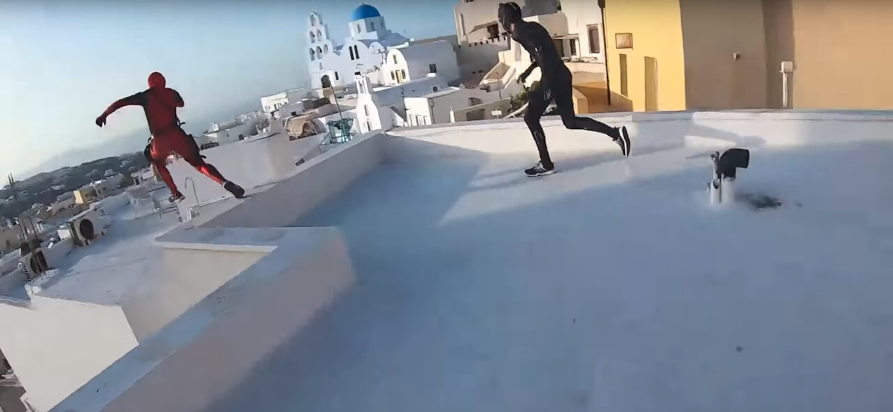 Spiderman, Black Panther et Deadpool font du parkour à Santorin