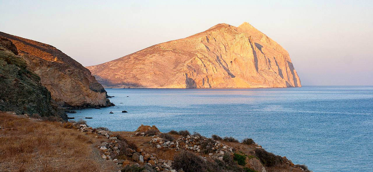 Quelle est l’île la plus proche de Santorin ?