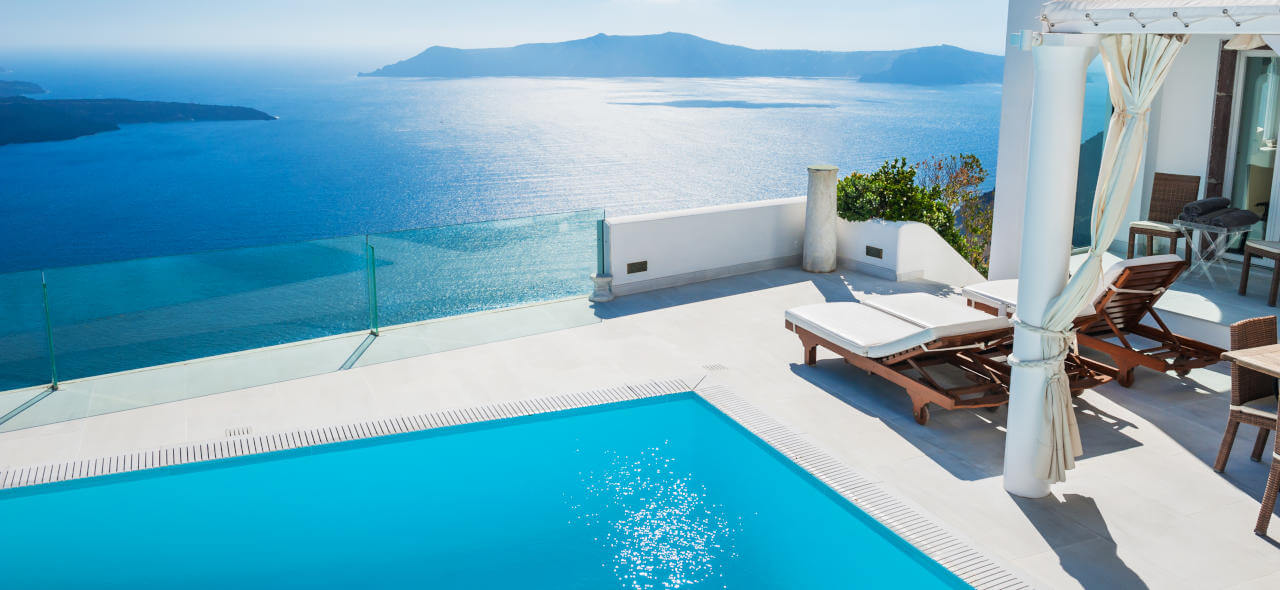Pourquoi il n’y a personne dans les piscines de Santorin