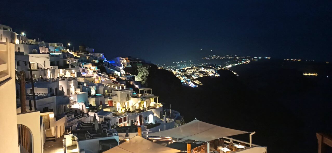Quelle est la ville principale de Santorin ?