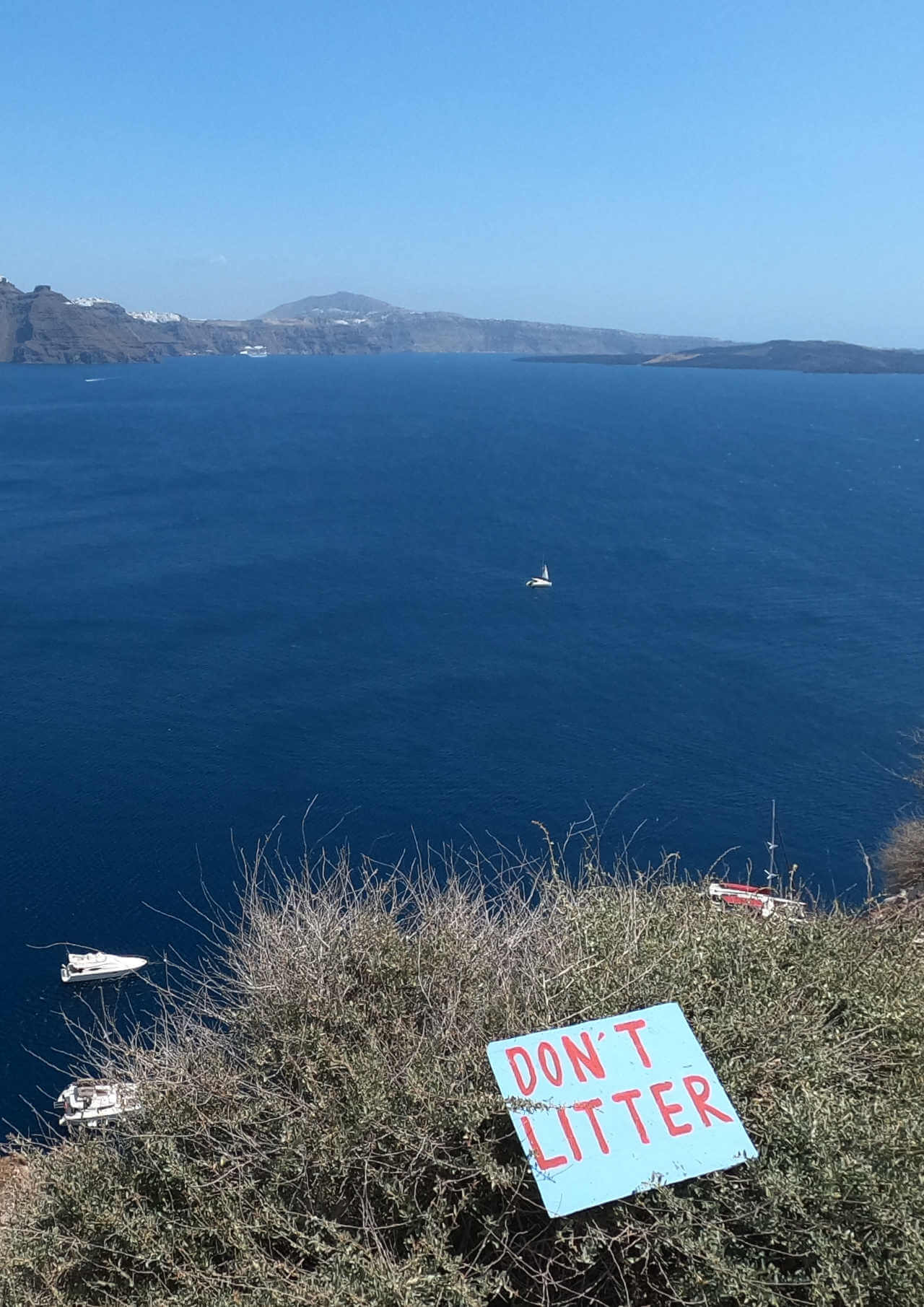 un panneau pour inciter à ne pas jeter ses ordures à Santorin