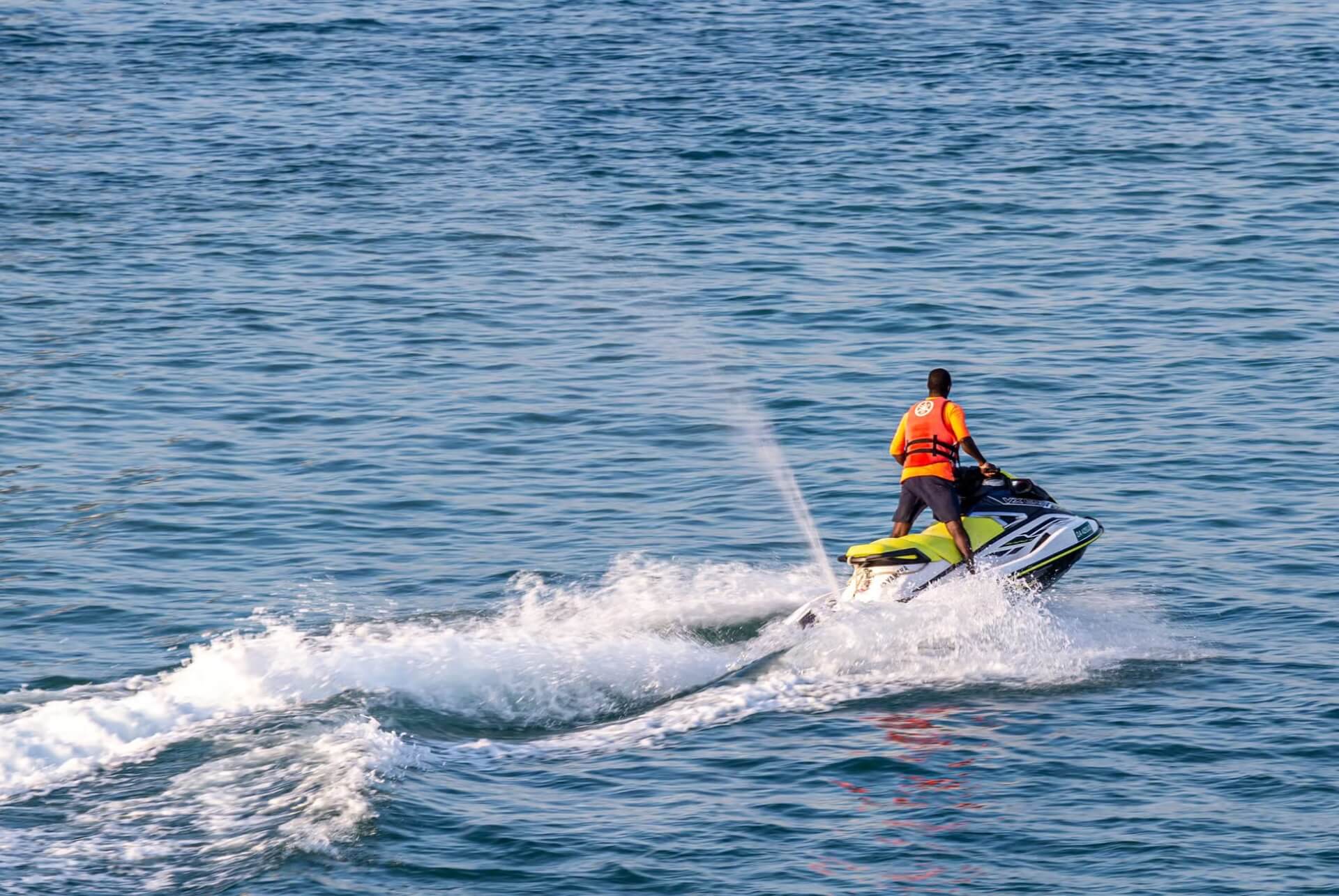 Location de jet ski sur la plage de Perivolos