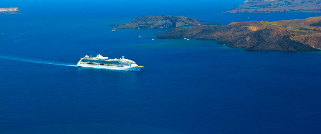 Santorin, vue sur la mer et un bateau