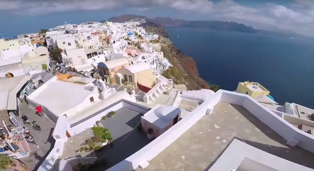 Santorin en Parkour sur les toits