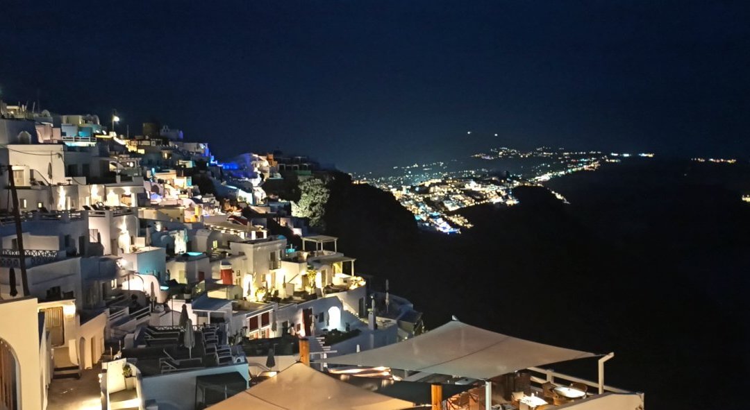 Quelle est la ville principale de Santorin ?