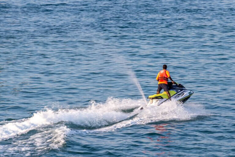 Location de jet ski sur la plage de Perivolos
